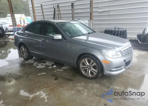 2013 Mercedes-Benz C 250 z USA, uszkodzony, nr VIN WDDGF4HB4DG104052